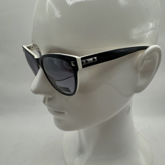 BCBGMAXAZRIA Accessories - EUC/GENTLY WORN BCBGMAXAZRIA “Date Night” sunglasses with case & cleaning cloth